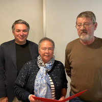 Kreisvorsitzender Carsten Höllein, Jubilar Michael Schmidt, Ortsvereinsvorsitzende Erika Krauß