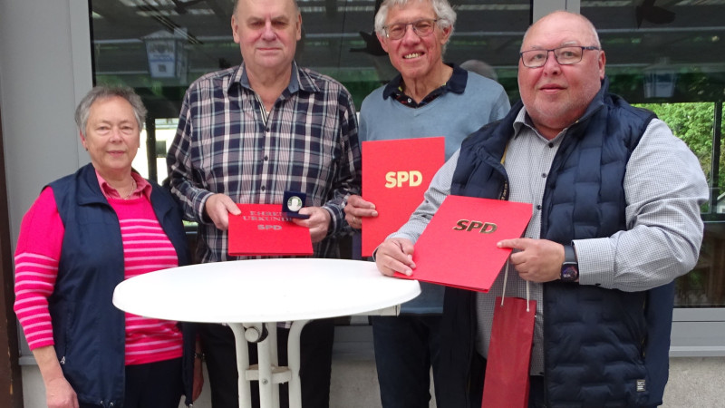 Erika Krauß, Henry Dressel (Willy-Brandt-Medaille), Siegfried Kirchner (50 Jahre) und Walter Esch (50 Jahre)